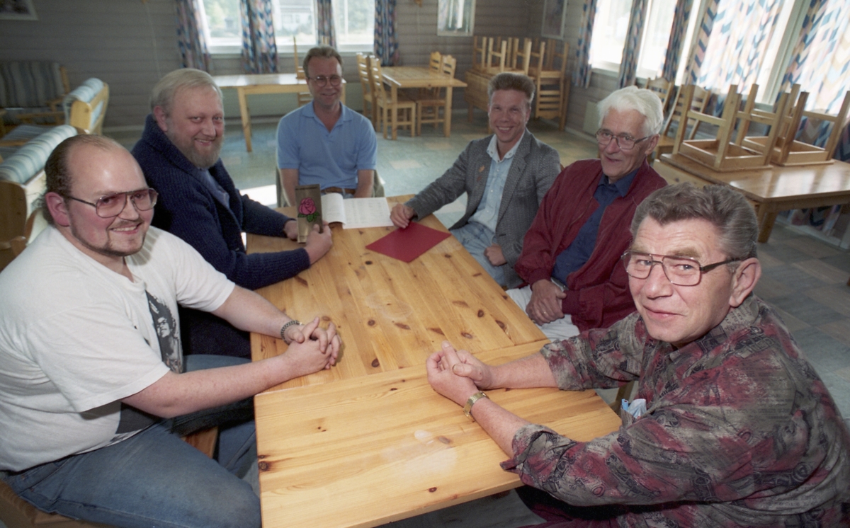 Møte i Kråkstad arbeiderforening.
Seks menn rundt et bord.