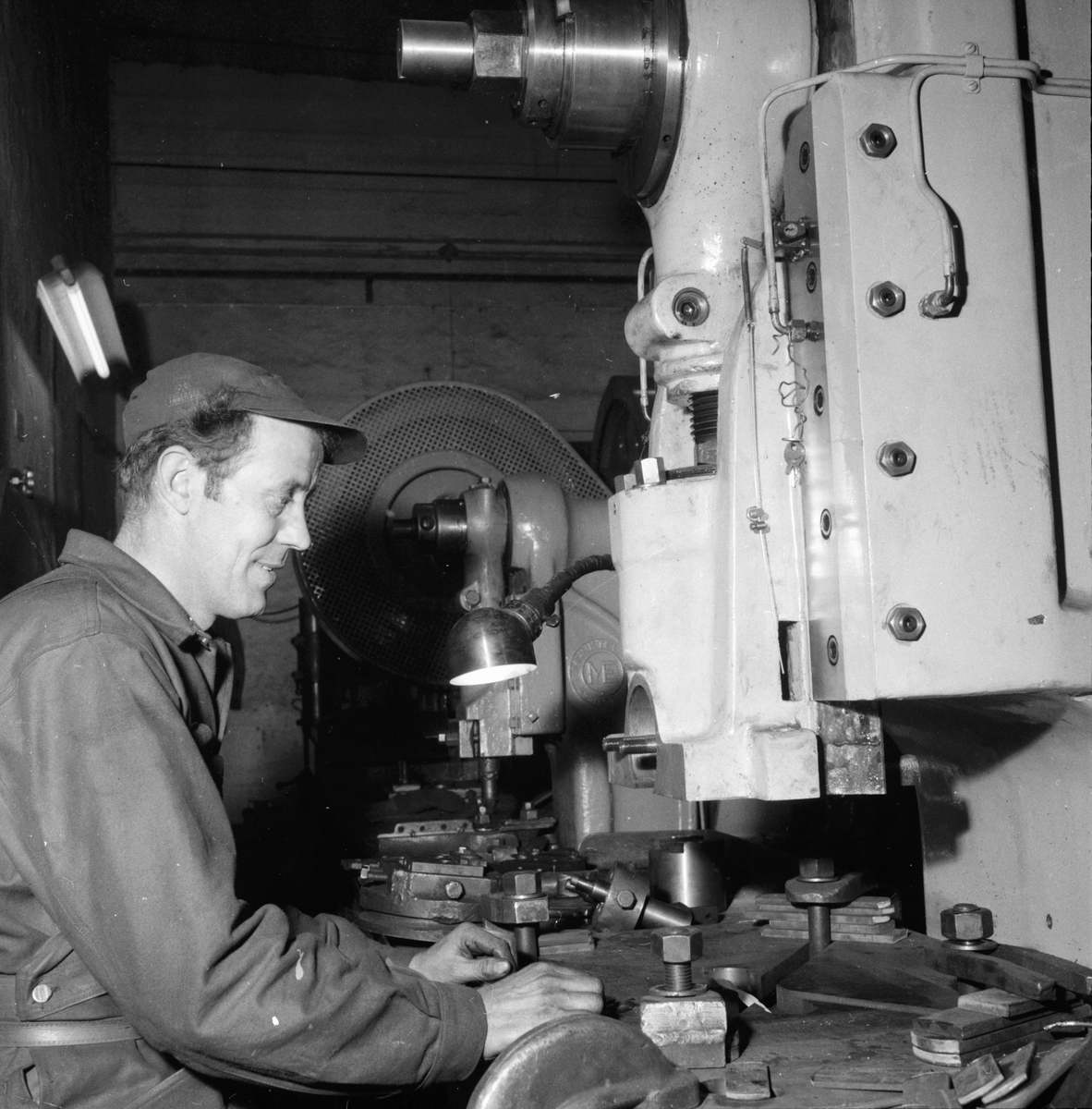 Lingbo verkstäder.
Sven Eklund vid en 100 tons excenterpress där länken till Lingbo-kedjan stansas. Kapaciteten är mycket hög.
13/11 1958