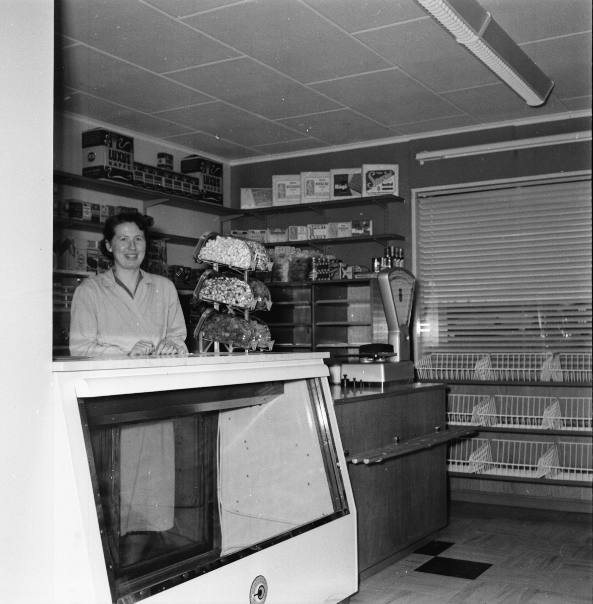 Affär som renoverats. Expeditens namn är Ann Marie Ström.
Hässja augusti 1956.