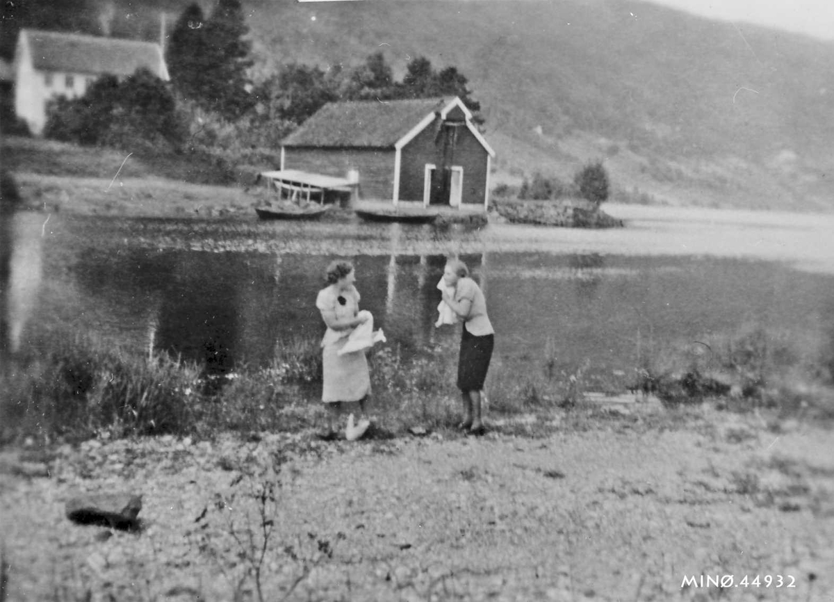 To kvinner som vasker seg - Gyda A. Dahlen og Gerd E. Dahlen