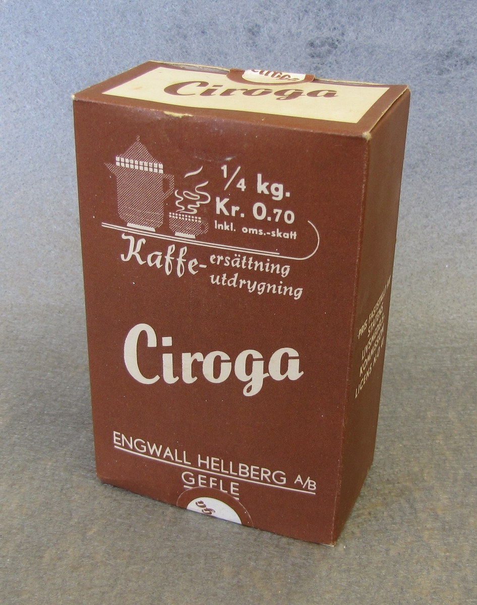 Kaffesurrogat. En förpackning med ersättningsprodukten Ciroga som används för att dryga ut kaffe.

Förpackningen är brun med vit/beige text. 1/4 kg som kostat 0,70 kr i butik. Text på förpackningen: "Kaffe-ersättning utdrygning Ciroga Engwall Hellberg A/B Gefle".

Någon innehållsförteckning eller beskrivning hur man hanterar produkten finns inte. däremot står det på produkten att: "Pris fastställts av Statens livsmedelskommission Licens n:o 41"