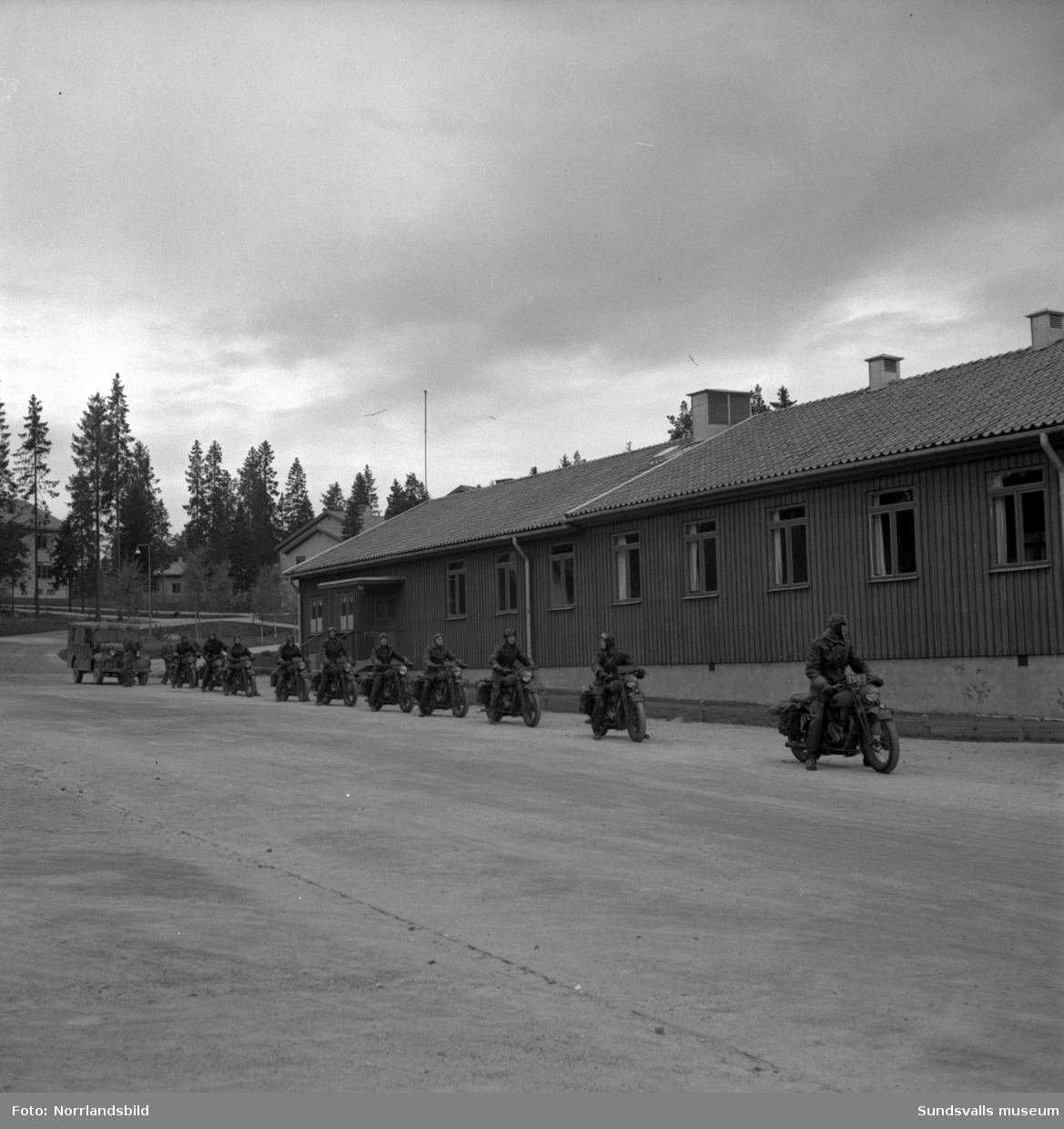 Lv5:s furirskola på studiefärd med motorcyklar.