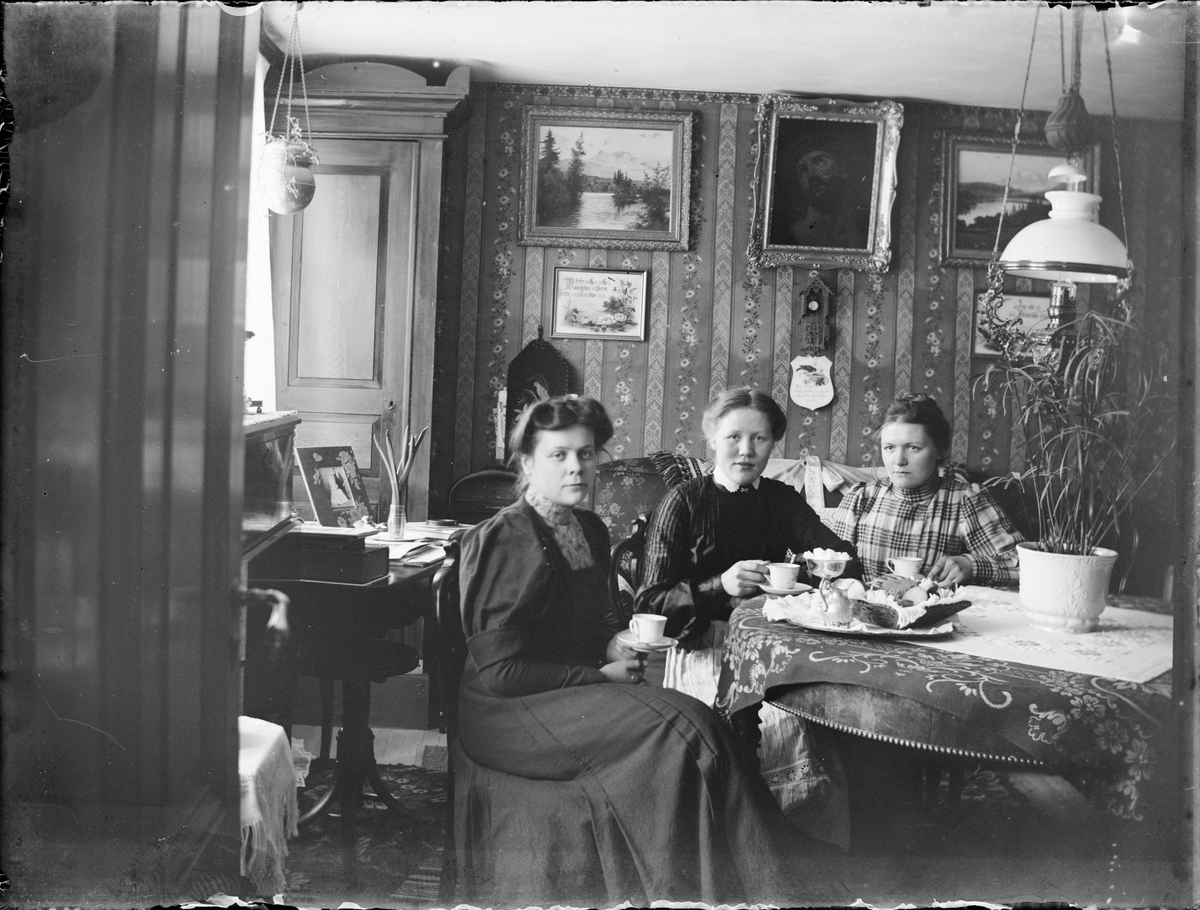 Ruth dricker kaffe med Beda och Edit Mattsson i hemmet, Östhammar, Uppland