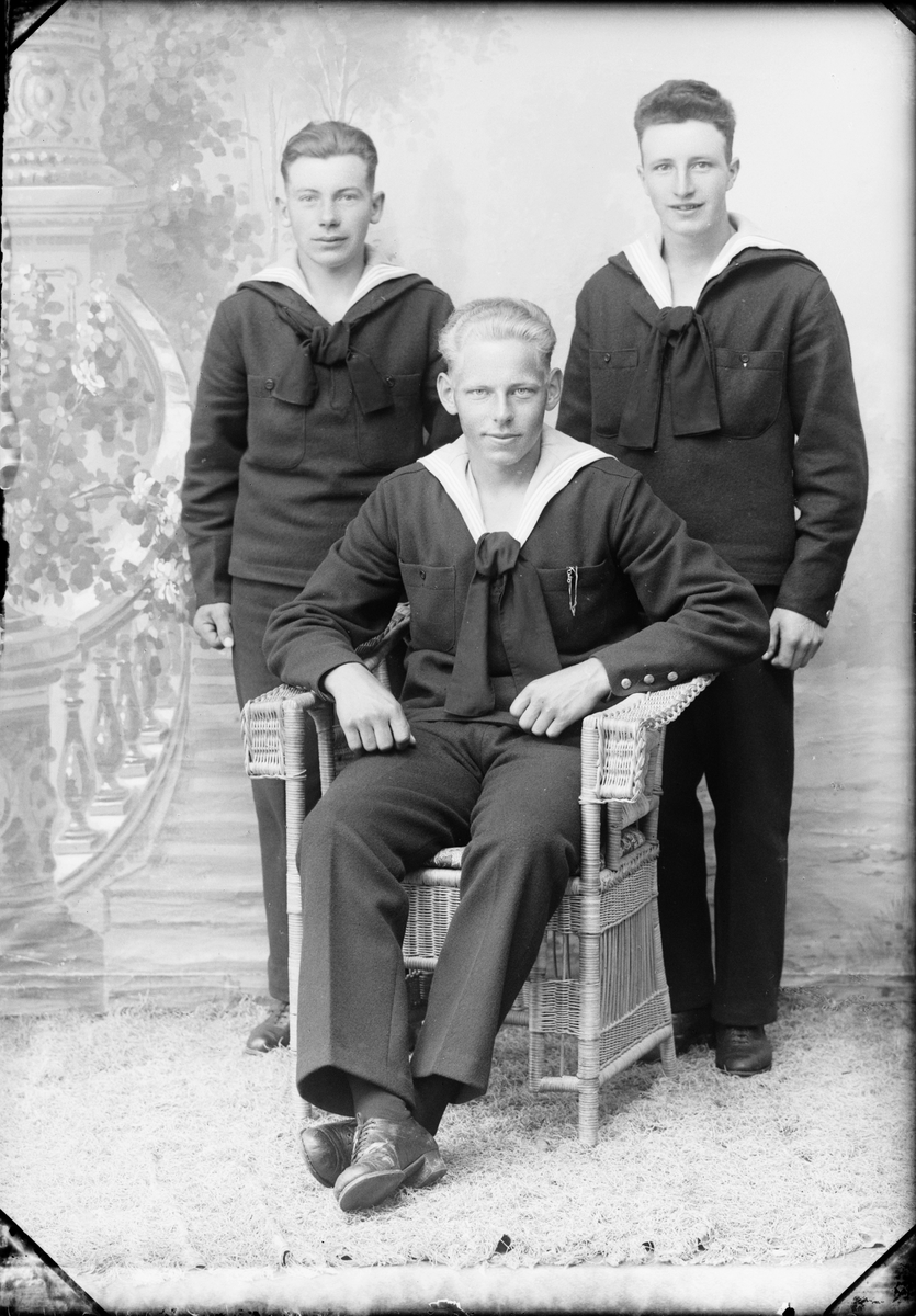 Tre män i sjömansuniform från Simundö, Börstils socken, Uppland