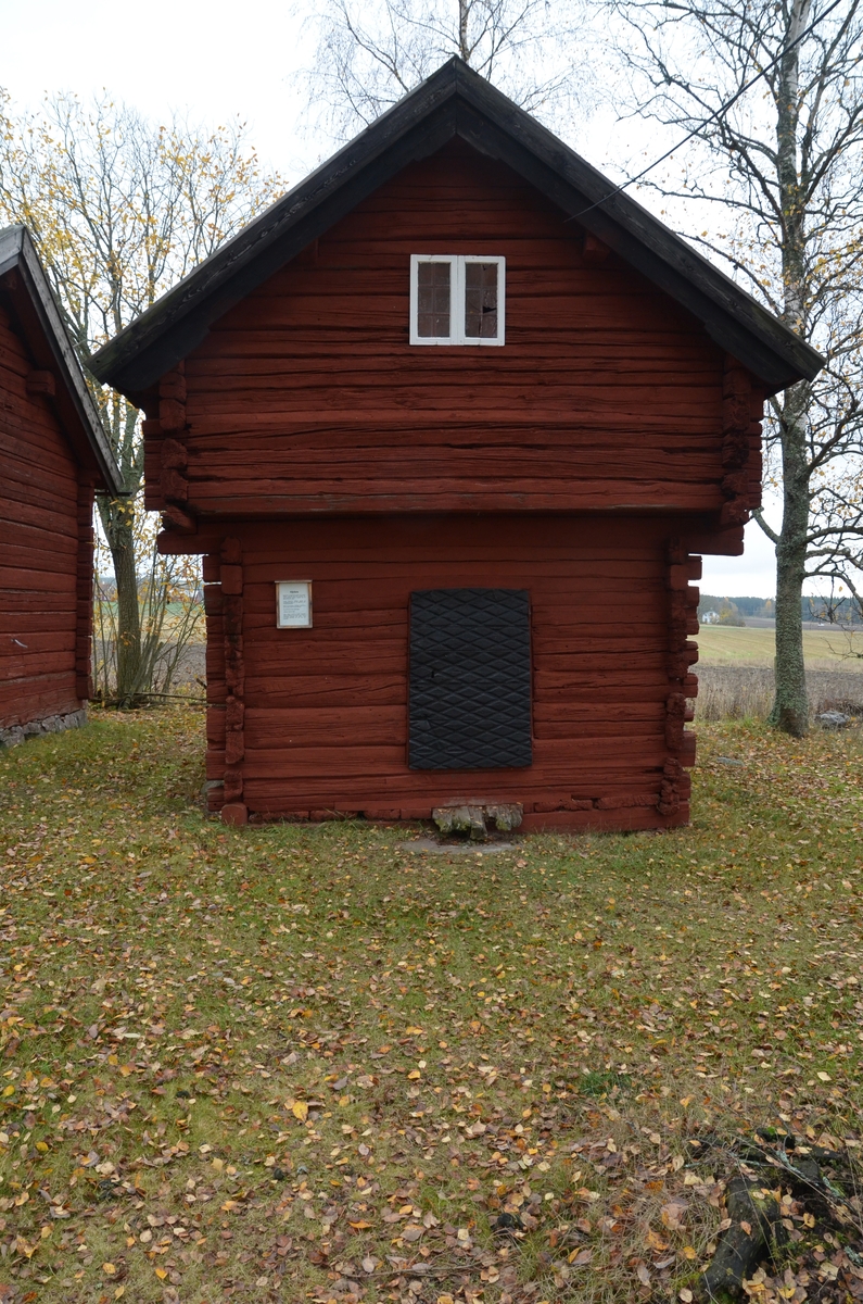 Härbre vid Huddunge hembygdsgård, Prästgården 1:1, Huddunge socken, Uppland 2014