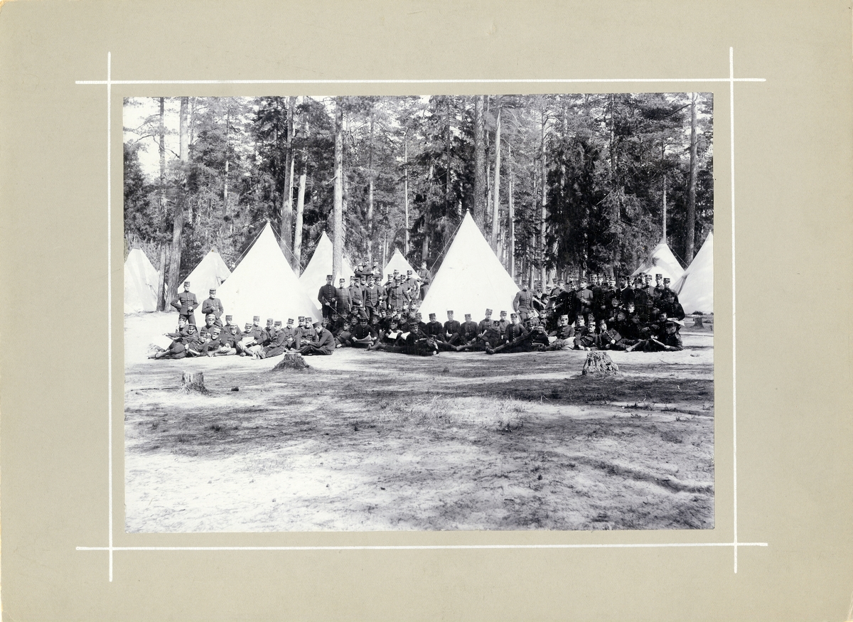 Grupporträtt av deltagarna i Krigsskolekursen på Marma skjuktfält 1896-1897.