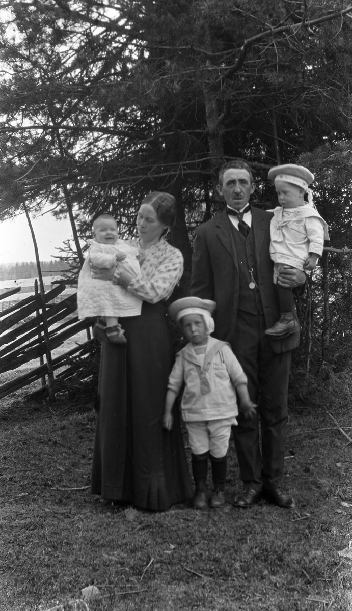 Anna og Nils Gunnerød med barna Kåre som står foran, Leif og Nora.