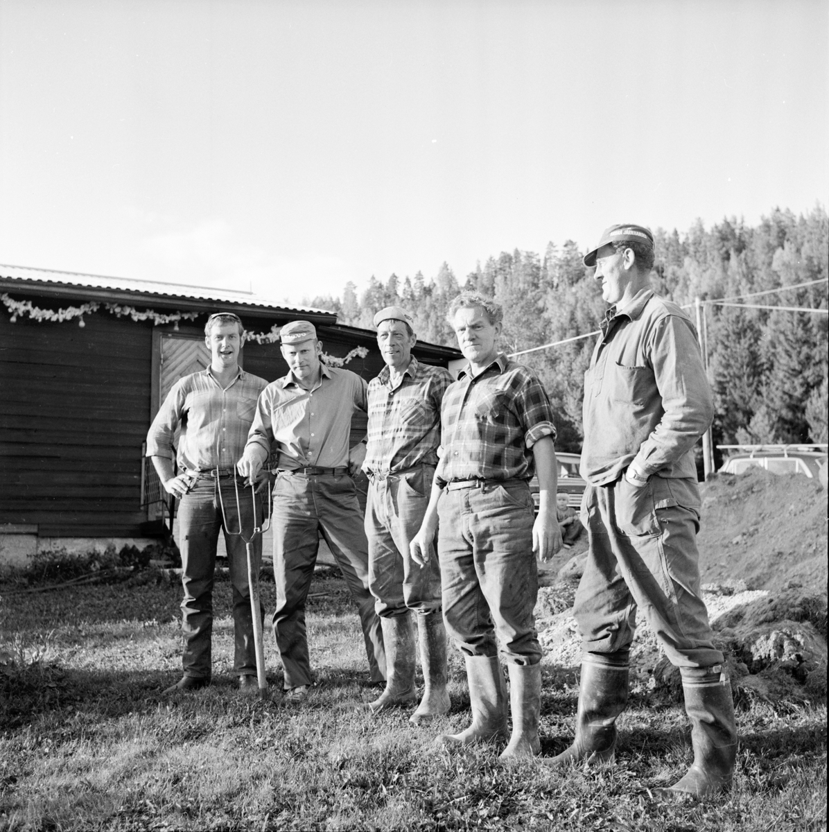 Iste. Vattenfrågan löses.
September 1972
Fv. Bengt-Göran Orgård Tomterna, Sölve Jonsson Flästa, Pelle Norfelt Iste, Knutte Westerlund Bollnäs, Birger Sandström Iste.