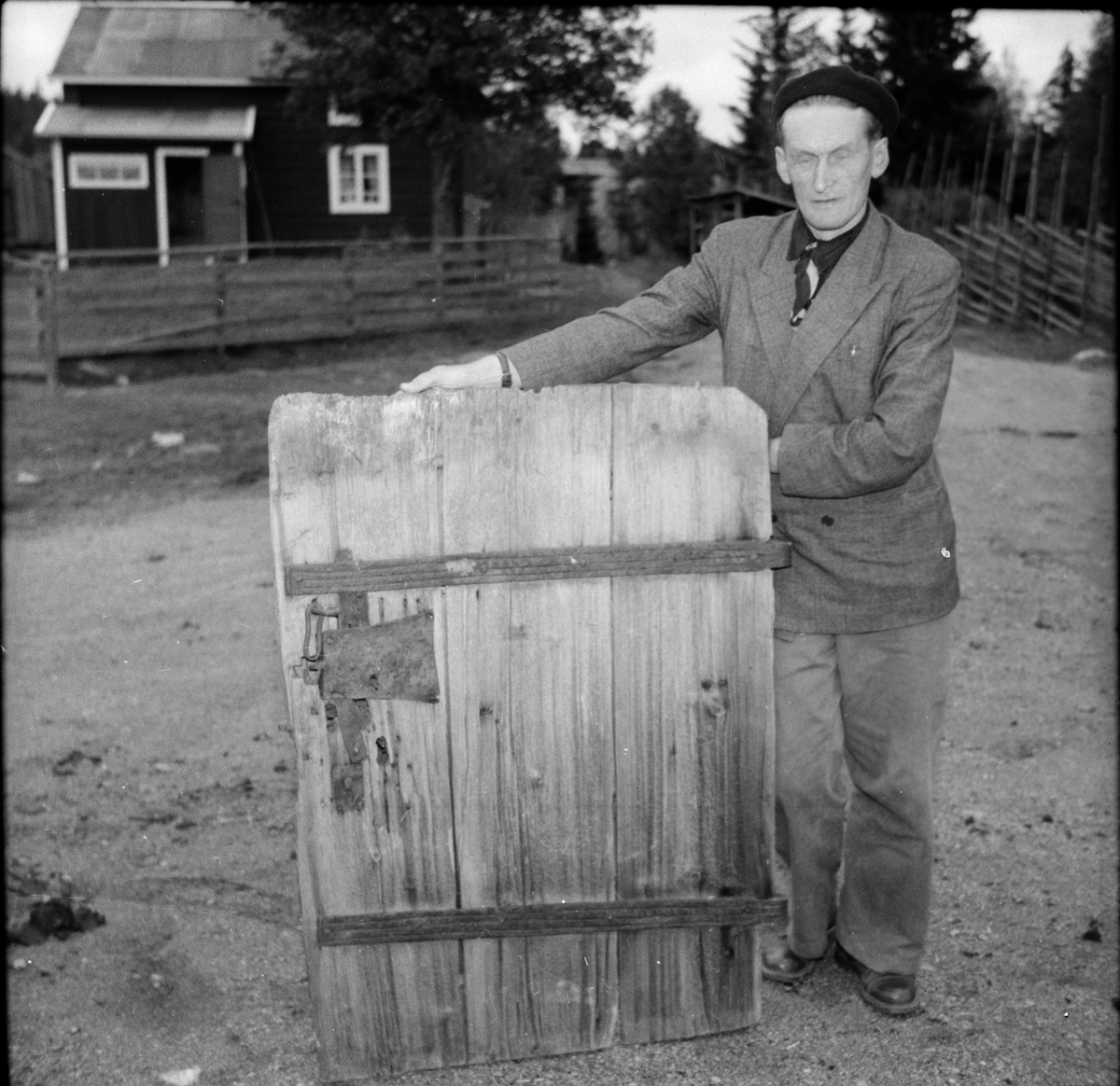 Arvid Jonsson - "Post-Arvid" framför gården Ol-Orsas, Stavsätra. Den gamla dörren kommer från ett gammalt härbre i byn.