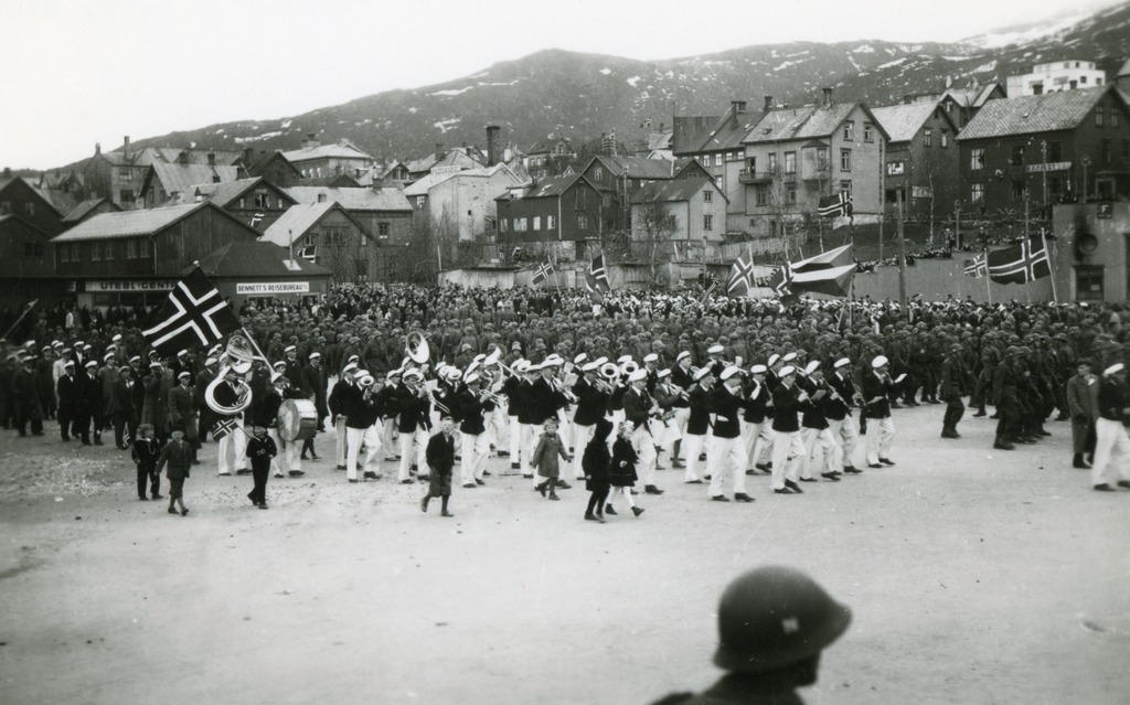 LKAB's musikkorps masjerer over torvområde i Narvik.