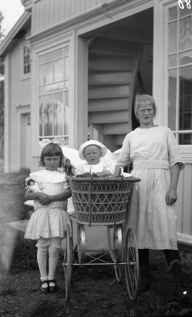 Nora (til venstre) og Arne Gunnerød antatt 1922. Til høyre ei uidentifisert ungjente.