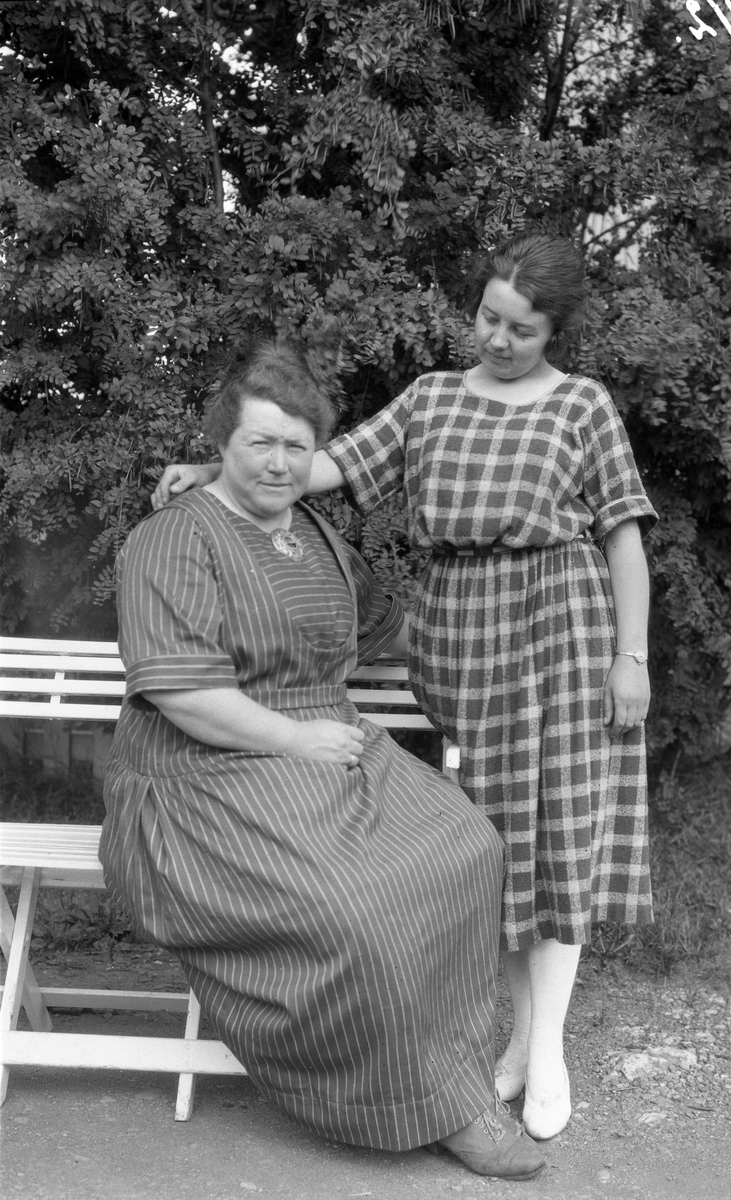 Fire bilder av to kvinner. Bakerst på bilde nr. 1 trolig Nelly Hveem, den andre (sittende) er Ruth Oulie som senere ble gift med Johannes Hveem.
