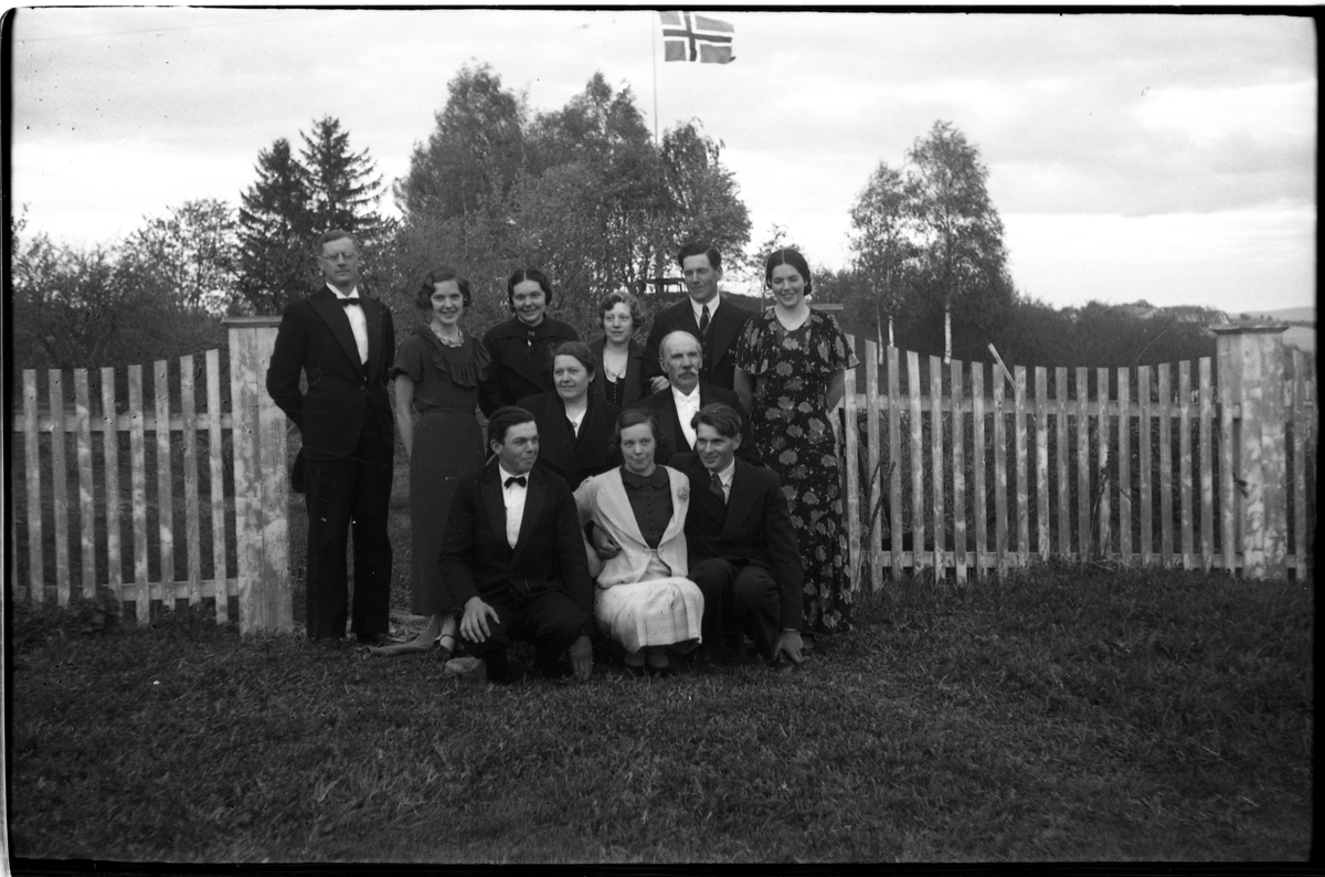 Peder og Barbro Gihle (sitter i midten) på gården Gile i Østre Toten avbildet sammen med barn og svigerbarn hjemme på Gile 1935/36.
Bak fra venstre: Eilif Sandberg (g.m Elisabeth), Eva Gihle, Elisabeth Sandberg (f.Gihle), Alette og Pål Gihle, Gunhild Gihle (g.Raddum).
Foran fra venstre: Per Gihle, Dora Gihle, Ragnvald Øvergaard (g.m. Dora).
