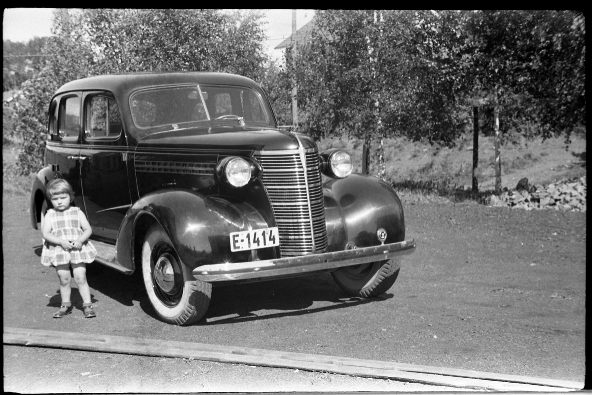 Torbjørn Lundstens drosjebil, E-1414. Serie på fem bilder. Jentungen på det første bildet er trolig Torbjørns datter Tordis. Bilen er iflg. informant en Chevrolet årsmodell 1938.