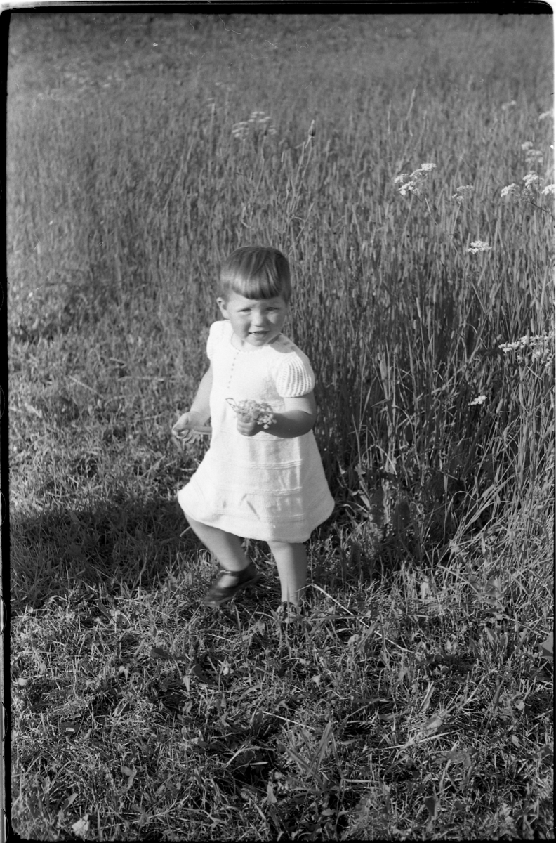 Gunhild Gihle. Portrett vår/sommer 1941. Serie på fem bilder.