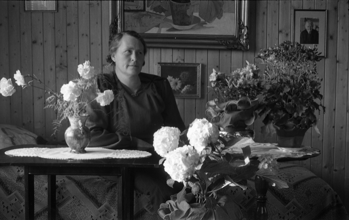 Karine Røisli 50 år. Fem portretter.