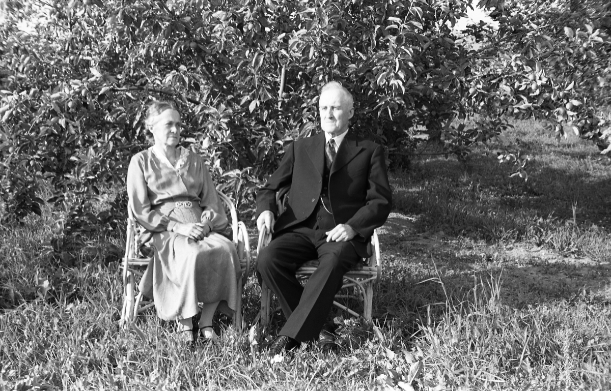 Ekteparet Clara og Jacob Faarlund. Bildet er sannsynligvis tatt i forbindelse med feiringen av Clara Faarlunds 70-årsdag 27.juli 1948.