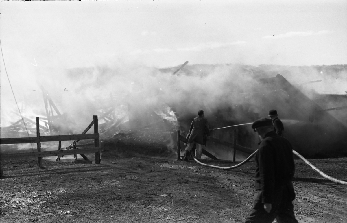 Låvebrann på Buskebakke på Bilitt 1.april 1949. Serie på 17 bilder.