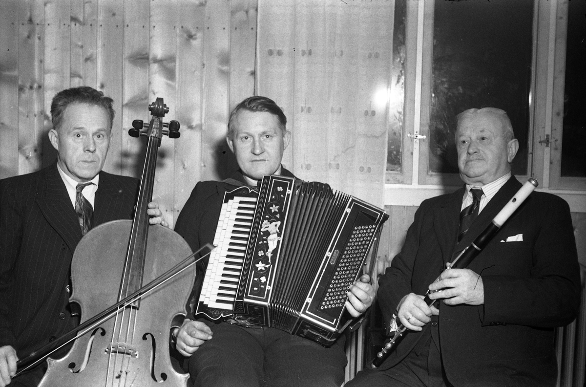 Tre mannlige musikere fra Skreia. Til venstre Pauls Skramstad (cello), videre Erling Engh (trekkspill), Hermann Arvesen (fløyte). Bildet er tatt sist på året 1950.