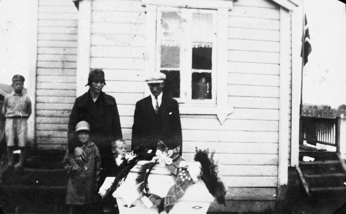 Begravelse. Bak fra v. Olufine Jensen, Jens Inghof Jensen. Foran fra v. Solveig Bårdslett og Hermod Jensen. Vika ,Tranøy,  ca 1920-30
