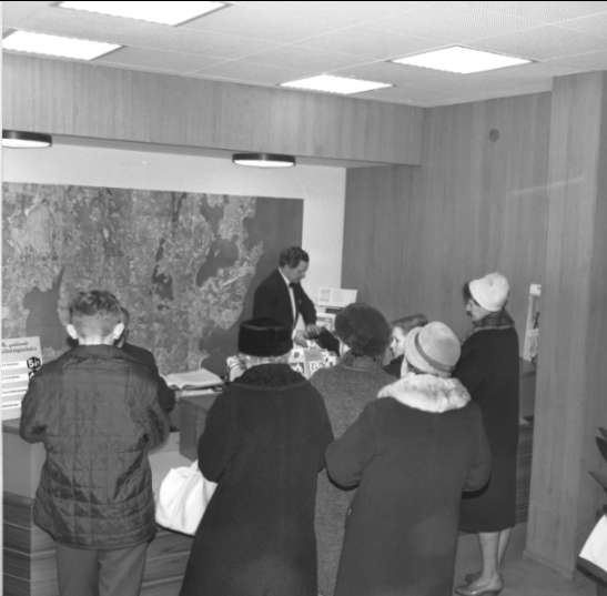 Invigning av Skövde Sparbanks nya lokaler på Kungsgatan, 1964. Kamrer Anders Fredholm syns bl.a. Endast neg finns.