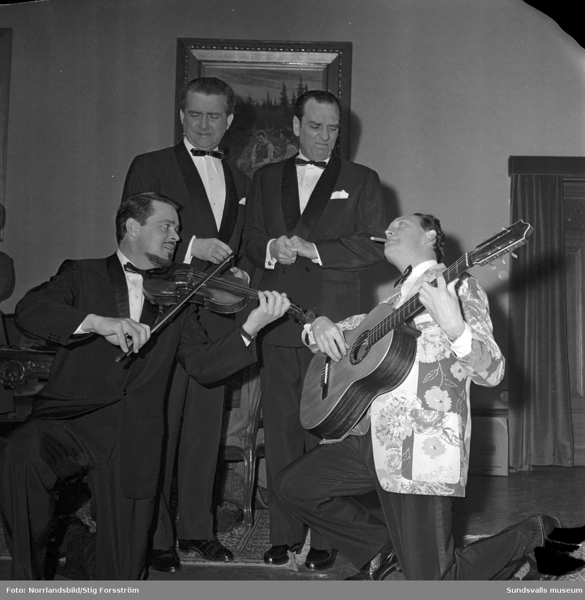 Celebra artister i Stadshussalongen 1960. Trion Swe-Danes med Alice Babs, Svend Asmussen och Ulric Neumann, vid det här tillfället utökad med Stig Järrel och Gösta Bernhard till "Vi 5".