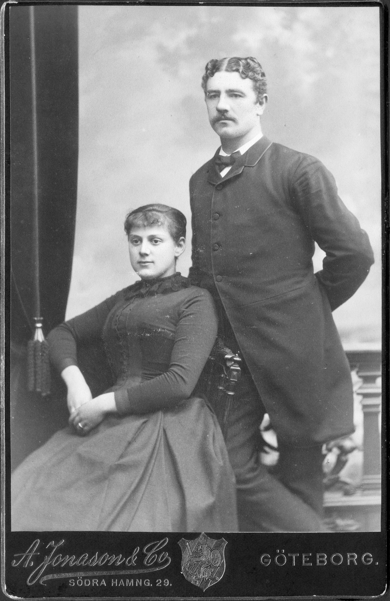 Porträtt av Emilia (född Bauer) och hennes make Hilmer Hedberg.