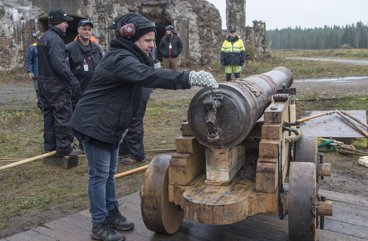 Kopia av Vasas 24-pundiga bronskanonen provskjuts vid Saab Bofors Test Center i Karlskoga.Skottet riktades mot en kopia av en del av Vasas fartygssida.
