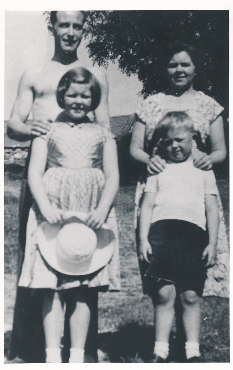 Lillian og Isak Isaksen med barna Marie og Kenneth. Bildet tatt i Liverpool 1952.