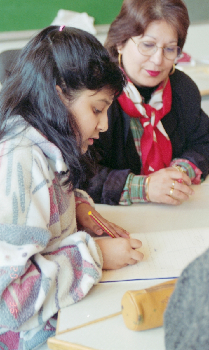 Morsmål-undervisning på urdu.
Gruppebilde av fire jenter, to gutter og en lærer.