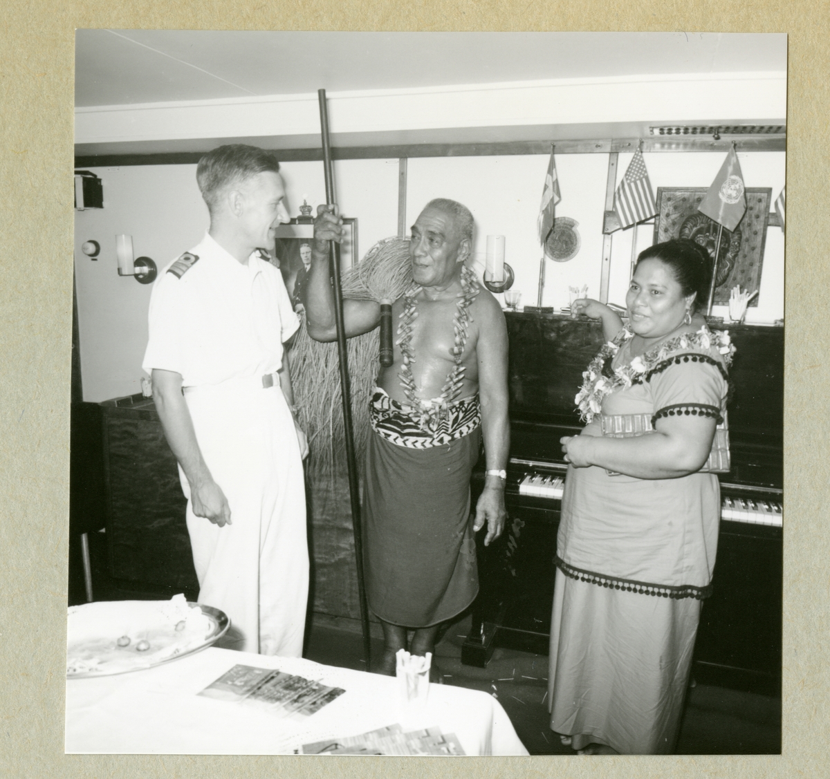 Bilden visar Älvsnabbens 1. fartygsläkare, dr Bertil Bläckberg, med två lokala gäster från Pago-Pago i fartygets gunrum.