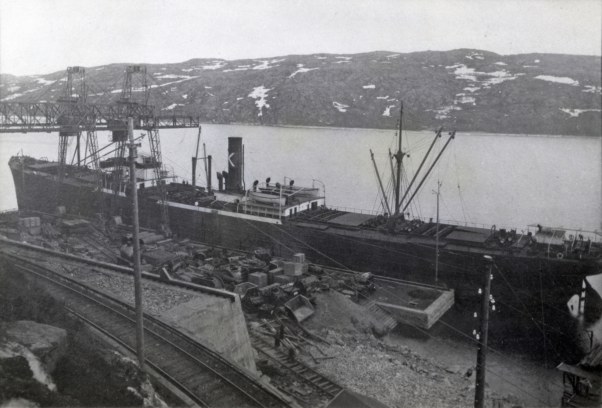 D/S 'Stiklestad' (b.1912) under lasting ved malmkaia i Kirkenes, Sydvaranger.