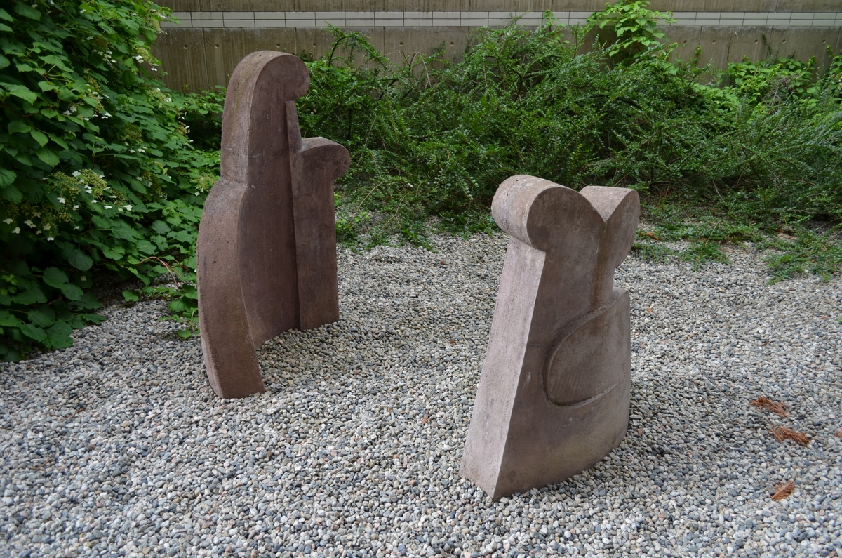 Arbeidet består av 3 små skulpturer i støpt og innfarget betong.