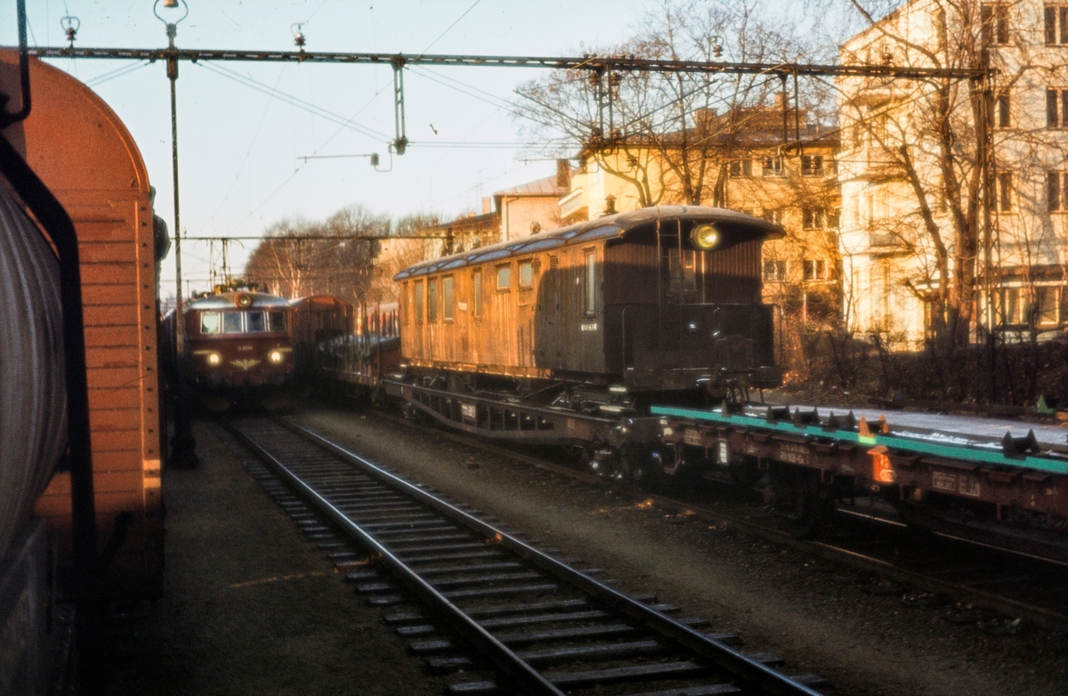 Sulitjelmabanens personvogn nr. 9 på NSBs overføringsvogn for smalsoret materiell, underveis til Setesdalsbanen.