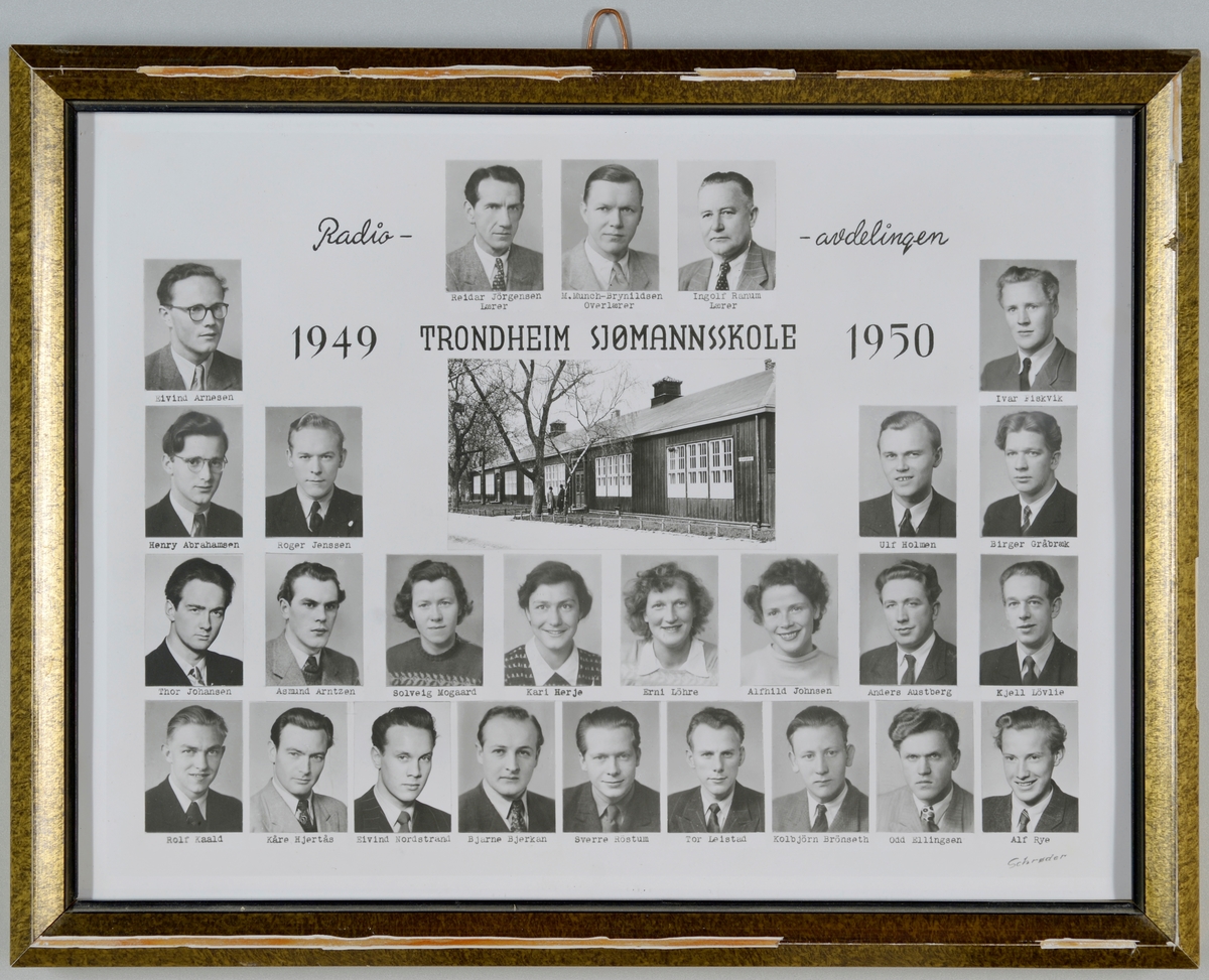 Klassebilde av elever og lærere ved Radioavdelingen ved Trondheim Sjømannskole 1949-50. Skolebygningen sentralt i motivet.