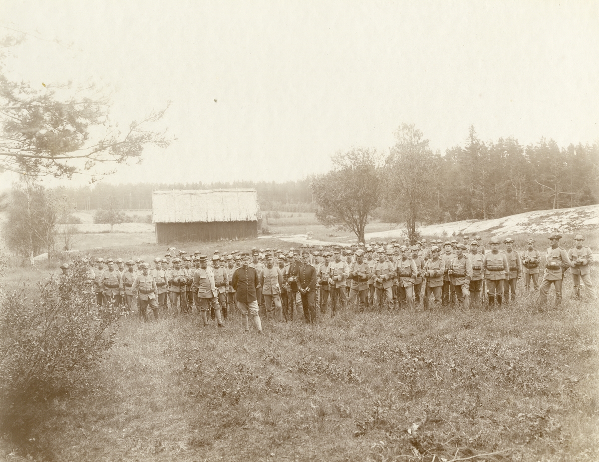 Grupporträtt av officerare och soldater vid Värmlans regemente I 22.