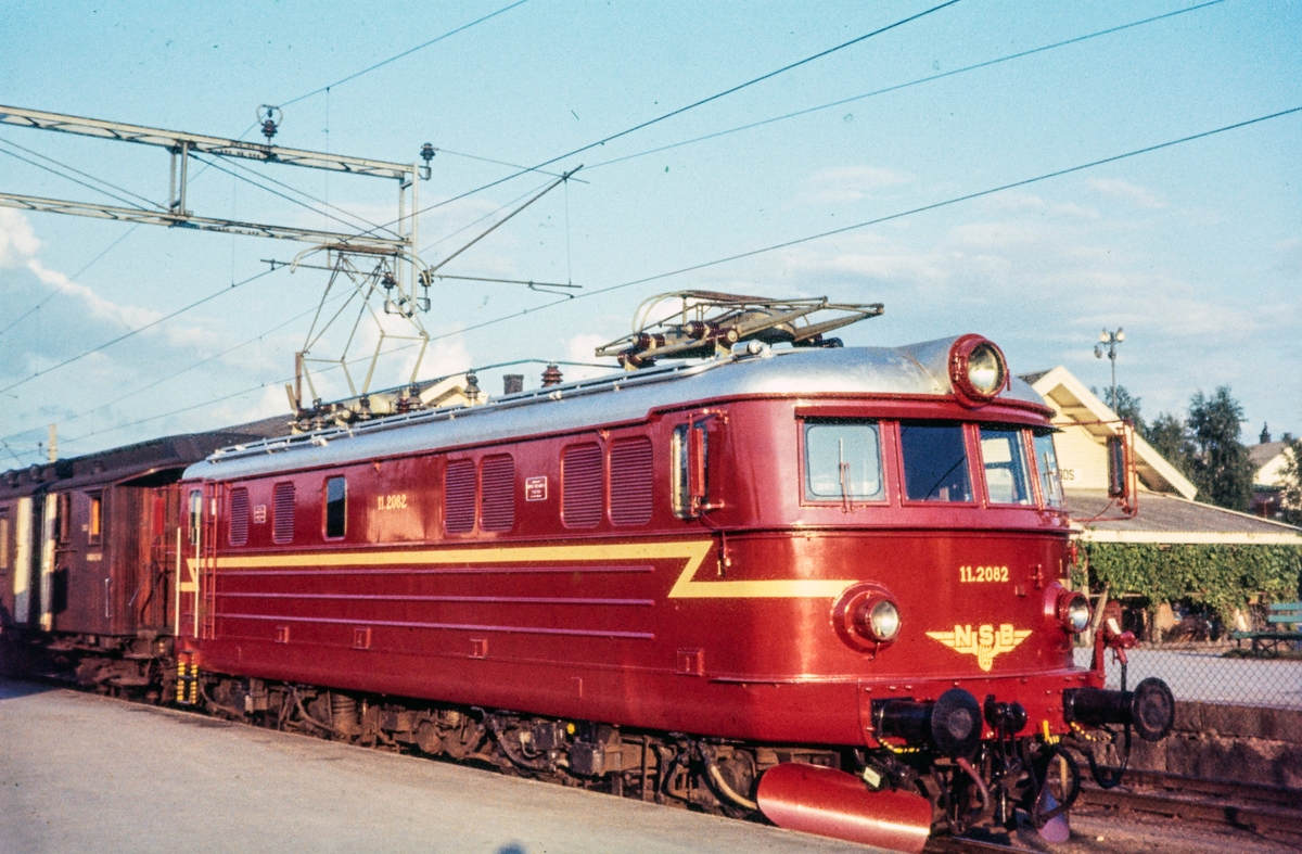 Tog fra Charlottenberg til Oslo Ø på Kongsvinger stasjon, Toget trekkes av elektrisk lokomotiv type El 11 nr. 2082 .