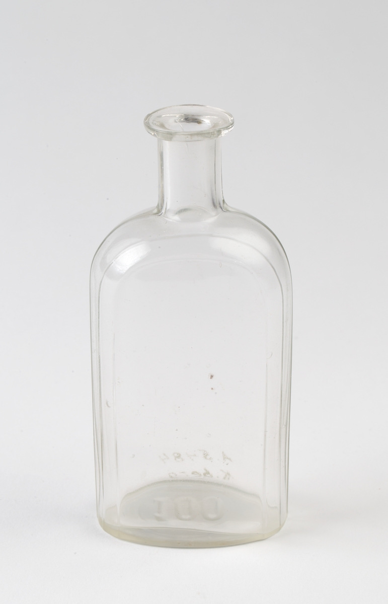 Klar glassflaske uten propp. Oval form.