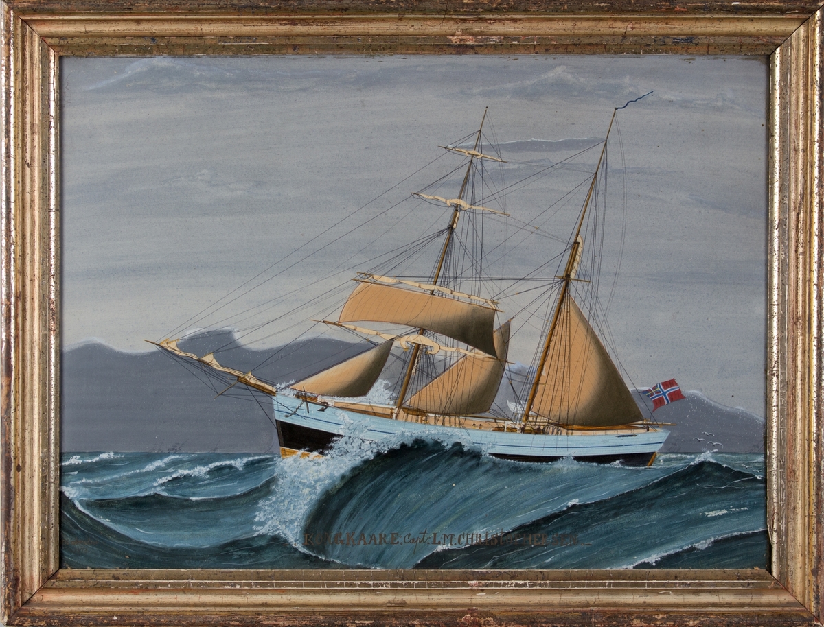 Skipsportrett av skonnertbrigg KONG KAARE i opprørt hav. Seilene delvis revet. I akter norsk flagg med unionsmerke.