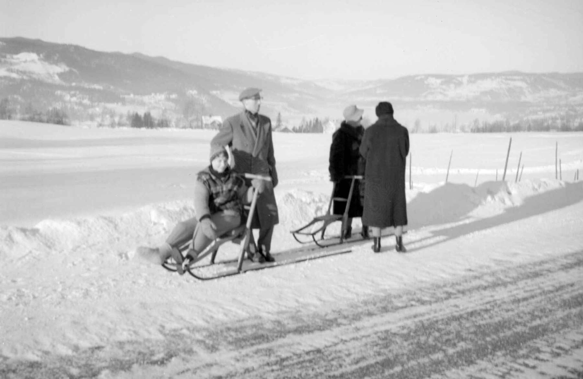 Familien Kåring på sparktur i Søre Ål på slutten av 1950-tallet