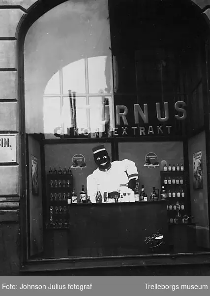 Asks kemikalieaffär i januari år 1929. Man gör reklam för Saturnus.