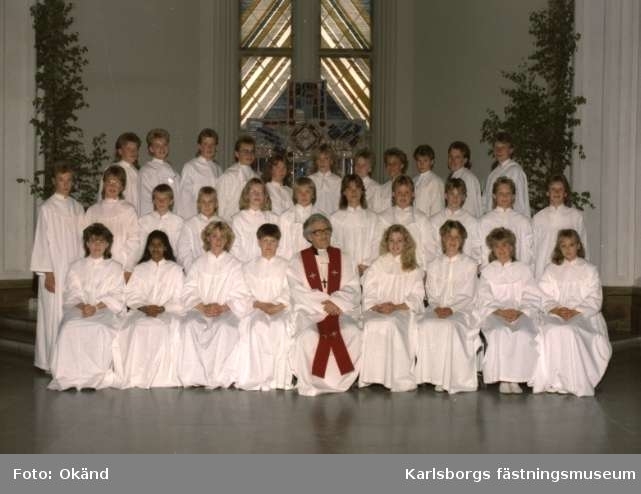 Konfirmandgrupp, Karlsborgs Garnisonskyrkan, 1987. Konfirmandlärare: kyrkoherde Holger Fernström. Neg finns.