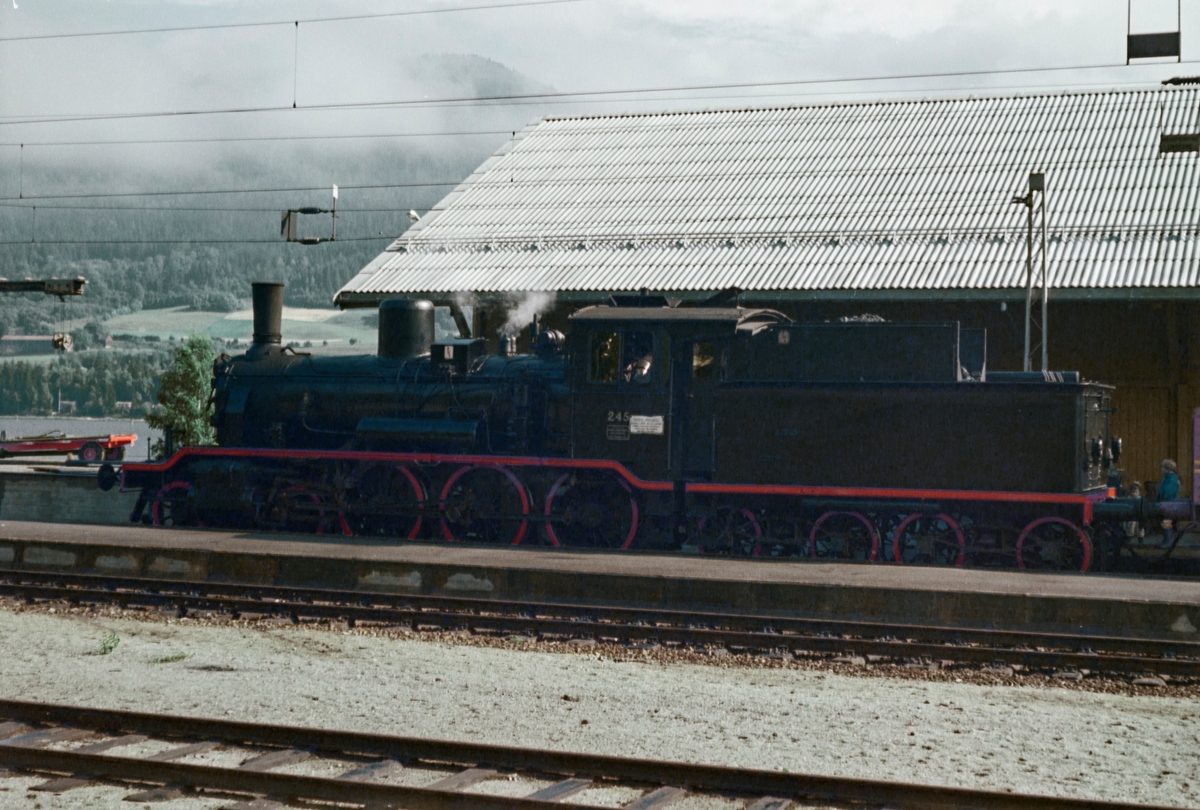 A/L Hølandsbanens veterantog fra Drammen til Krøderen på Vikersund stasjon. Toget trekkes av damplokomotiv 18c 245.