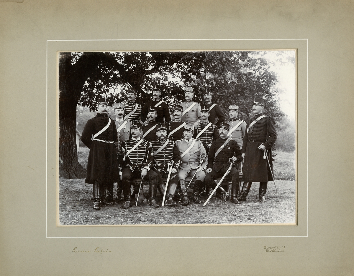 Grupporträtt av underofficerare som deltagit i en kavallerikurs 1896.