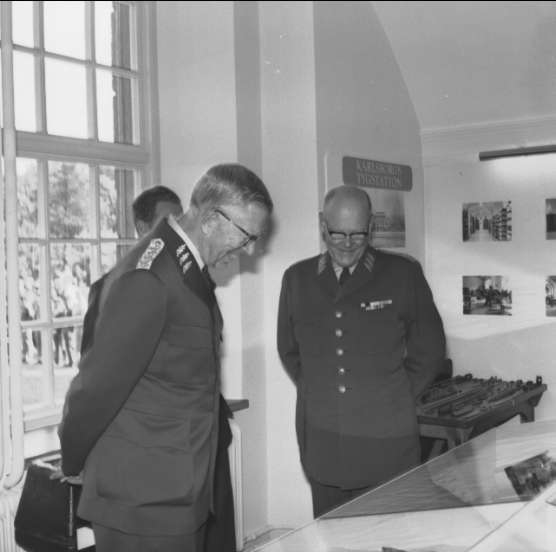 Kungabesök och muséeinvigning, Gustaf VI Adolf besöker Karlsborgs fästning år 1962. Endast neg finns.