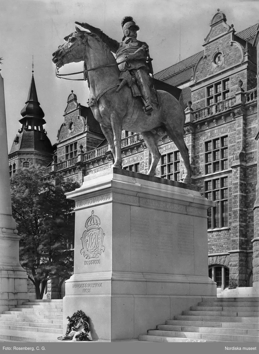 Ryttarstaty föreställande Karl X Gustav, utförd av Gustaf Malmquist, framför Nordiska museets huvudentré. Statyn stod klar 1917.