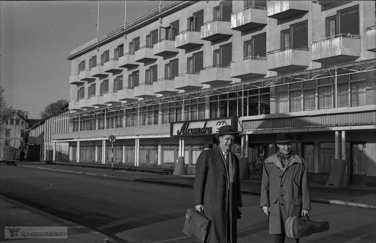"Våren 1959"."Tellefsen-Oftedal".Utenfor Alexandra Hotell i Molde.