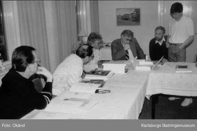 Kurs på stora hotellet i Karlsborg för arbetsledare och skyddsombud, 1989. Deltagare funderar över uppgiften.
