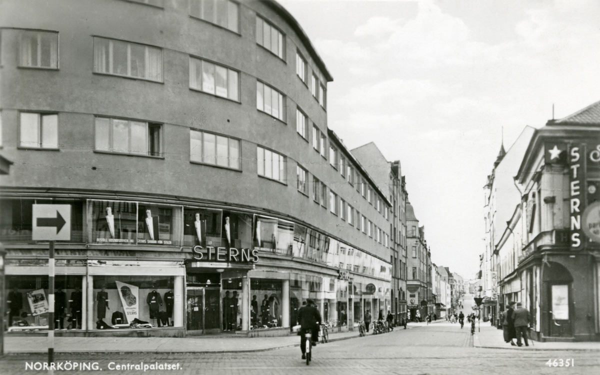 Vykort med motiv från Norrköping 1941. Bilden visar korsningen Sankt Persgatan - Drottninggatan. Till vänster syns den då nyöppnade klädaffären Sterns som låg i det så kallade Centralpalatset fram till 1984.