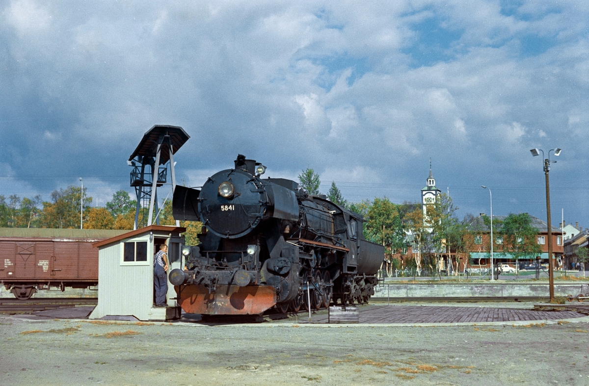 Damplokomotiv type 63a nr. 5841 på svingskiven på Røros stasjon. Lokomotivet skal benyttes i godstog fra Røros til Trondheim. Dette var trolig et av de siste godstogene på Rørosbanen som ble fremført med damplokomotiv.